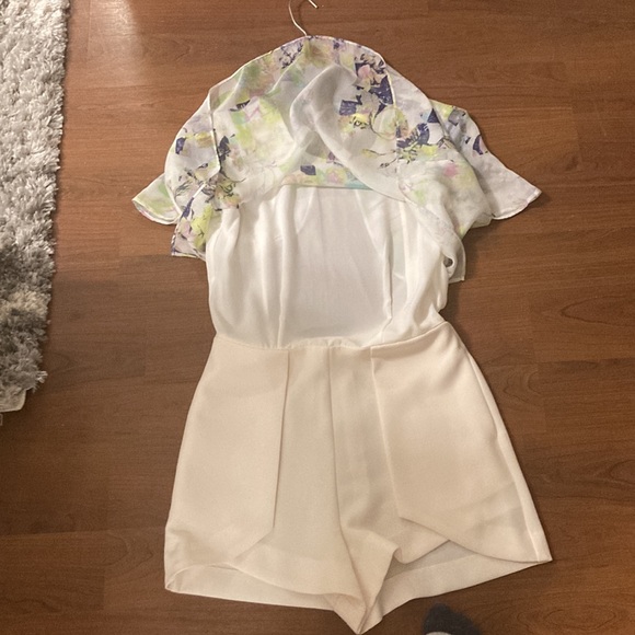 Beautiful dress jumpsuit designed by the brand BCBG Generation. - Picture 2 of 4